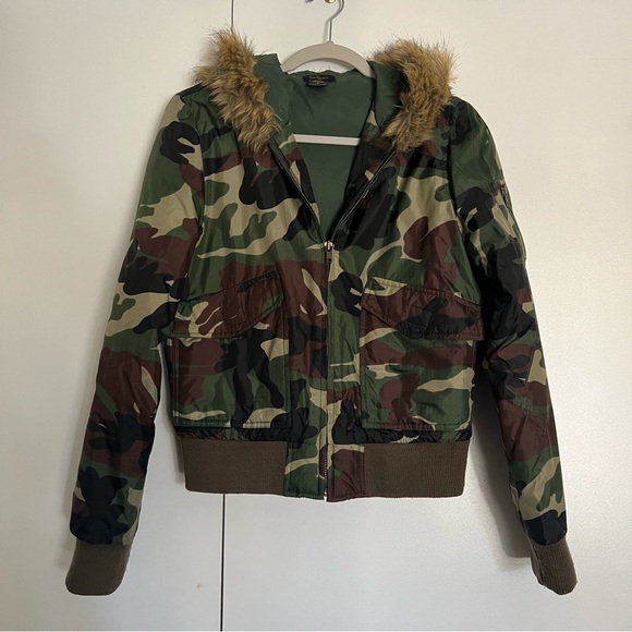 Forever 21 Jackets & Blazers - Forever 21 Camoflauge Camo Puffer Jacket with Hood and Faux Fur size medium